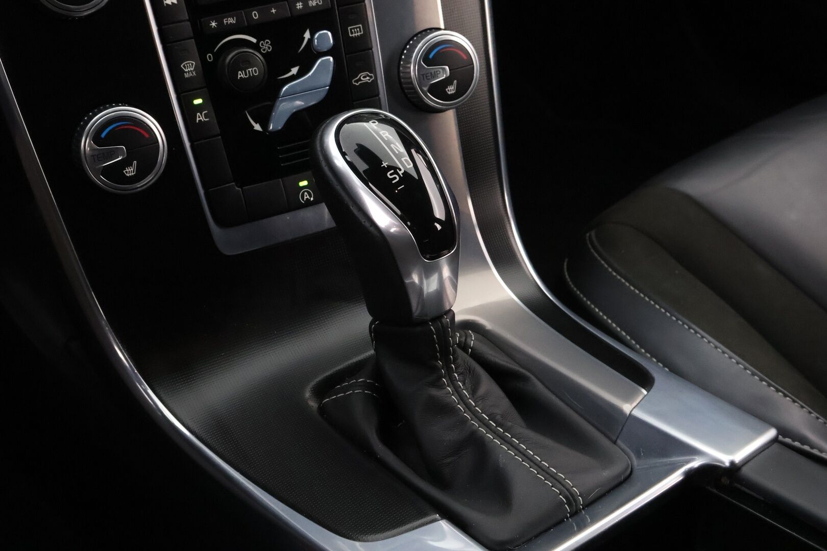 Volvo V60 2016 D4 R-Design Edition aut * 2OM Suomiauto / Webasto / Harman&Kardon / Nahka-Alcantara / Digimittari / KeylessGo - Jakopää hiljattain tehty / Metalliväri / 2x Renkaat aluvantein! - Osta nyt, maksa vasta ensi vuonna