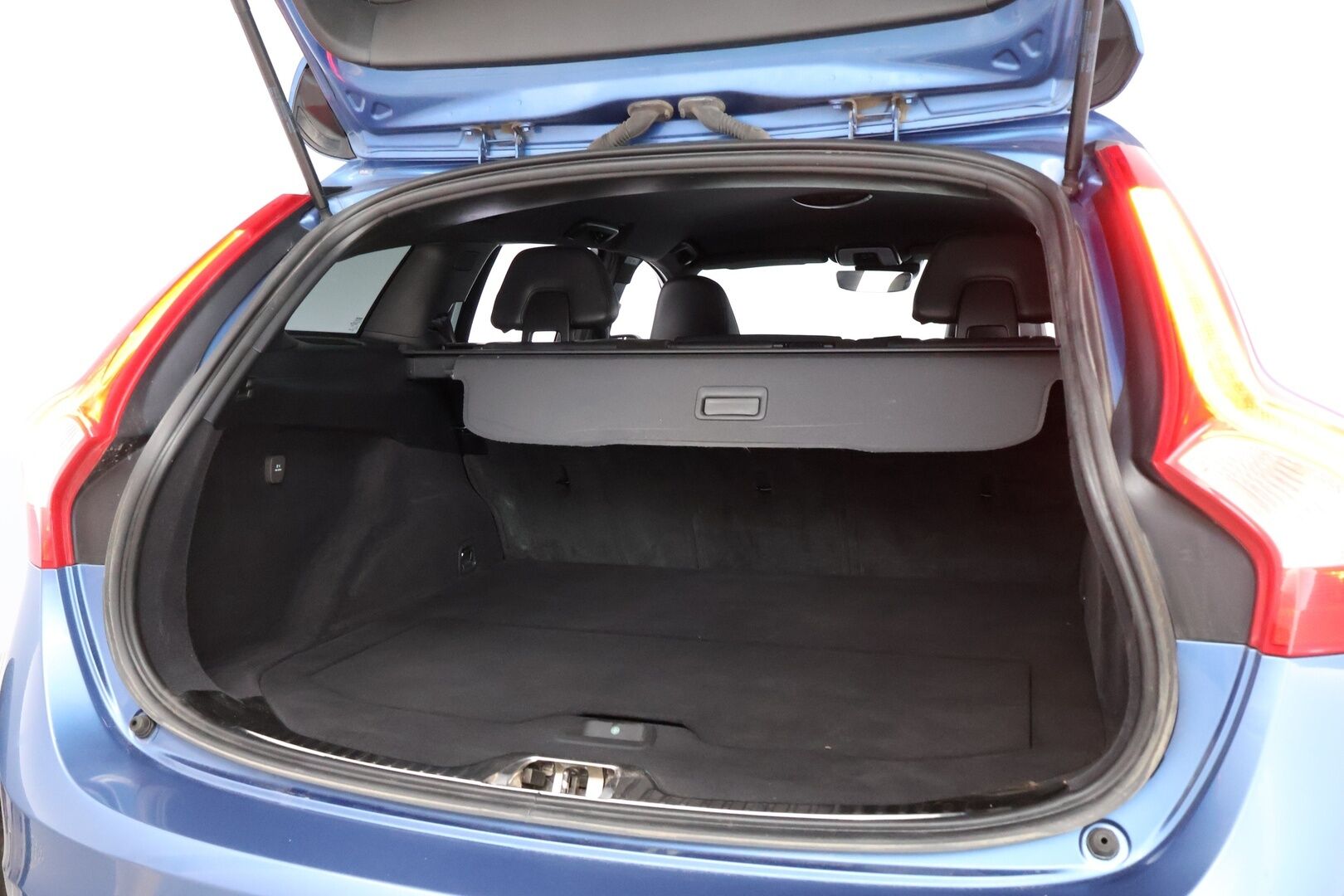 Volvo V60 2017 D4 R-Design Edition aut * 2OM Suomiauto / Webasto / Harman&Kardon / Nahka-Alcantara / Digimittari / KeylessGo - Jakopää hiljattain tehty / Metalliväri / 2x Renkaat aluvantein! - HULLU BLACKWEEK KORKOTARJOUS 2,49%