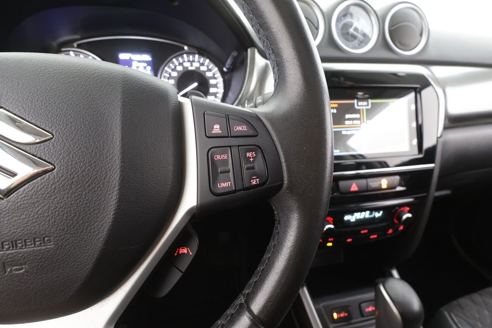 Suzuki Vitara 2019 140 BOOSTERJET 4WD GLX+SR 6AT - | ACC | Koukku | Panorama | Puolinahat | LED | Kaistavahti | P.kamera | Keyless | P.tutkat | Navi | Lohko + Sisälämmitin | 2x renkaat aluin | 