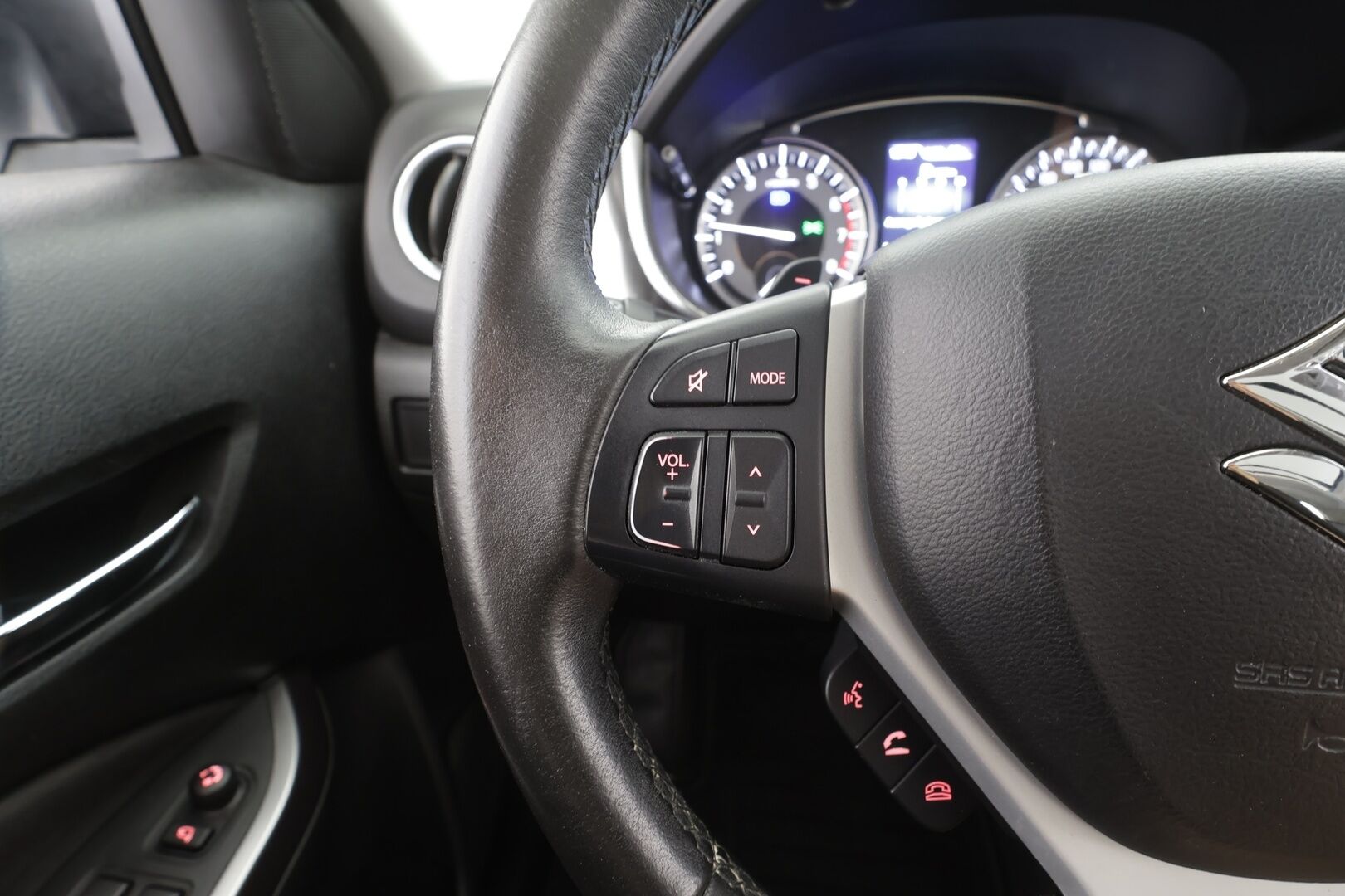 Suzuki Vitara 2019 140 BOOSTERJET 4WD GLX+SR 6AT - | ACC | Koukku | Panorama | Puolinahat | LED | Kaistavahti | P.kamera | Keyless | P.tutkat | Navi | Lohko + Sisälämmitin | 2x renkaat aluin | 