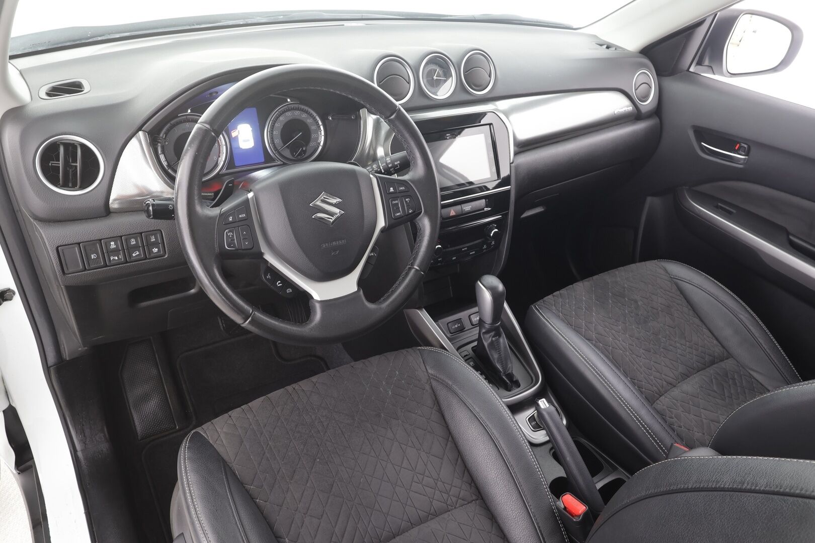 Suzuki Vitara 2019 140 BOOSTERJET 4WD GLX+SR 6AT - | ACC | Koukku | Panorama | Puolinahat | LED | Kaistavahti | P.kamera | Keyless | P.tutkat | Navi | Lohko + Sisälämmitin | 2x renkaat aluin | 