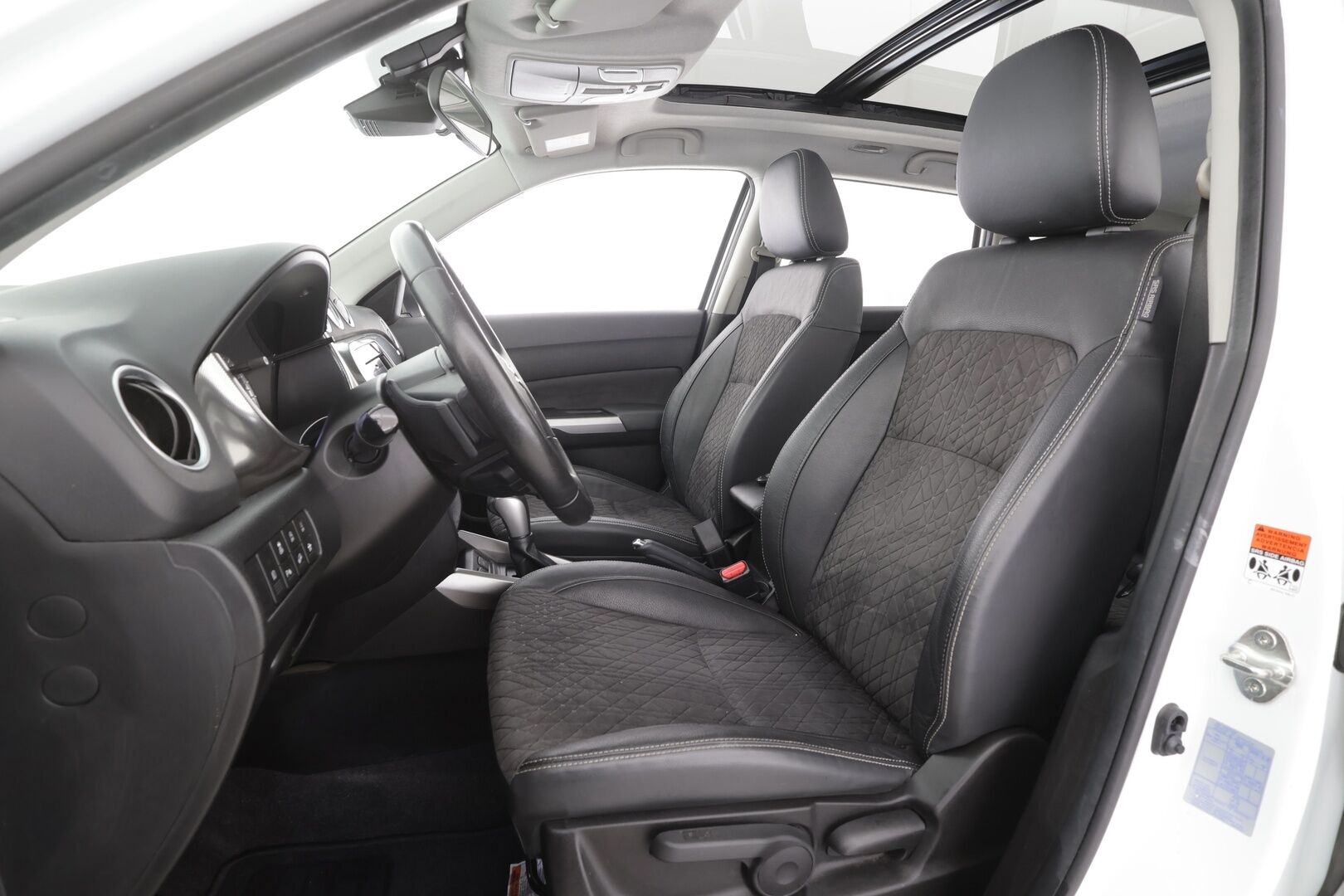 Suzuki Vitara 2019 140 BOOSTERJET 4WD GLX+SR 6AT - | ACC | Koukku | Panorama | Puolinahat | LED | Kaistavahti | P.kamera | Keyless | P.tutkat | Navi | Lohko + Sisälämmitin | 2x renkaat aluin | 