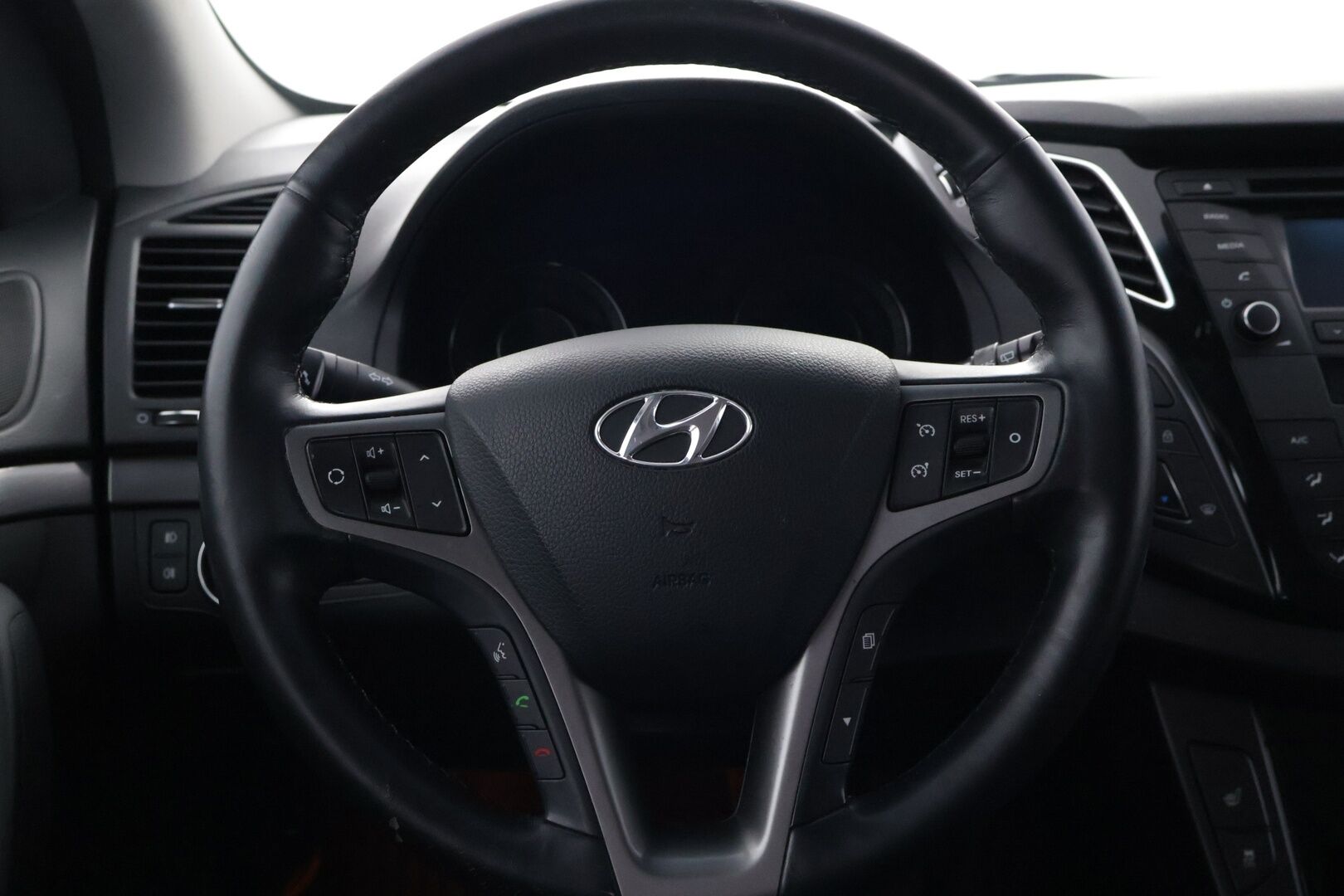 Hyundai i40 Wagon 2017 1,6 6MT ISG Comfort - | 1-OM | Suomi-auto | P.Kamera | Bluetooth | Lämmitettävä Ratti | 2x Hyvät Renkaat Aluilla | Säntillisesti Huollettu |