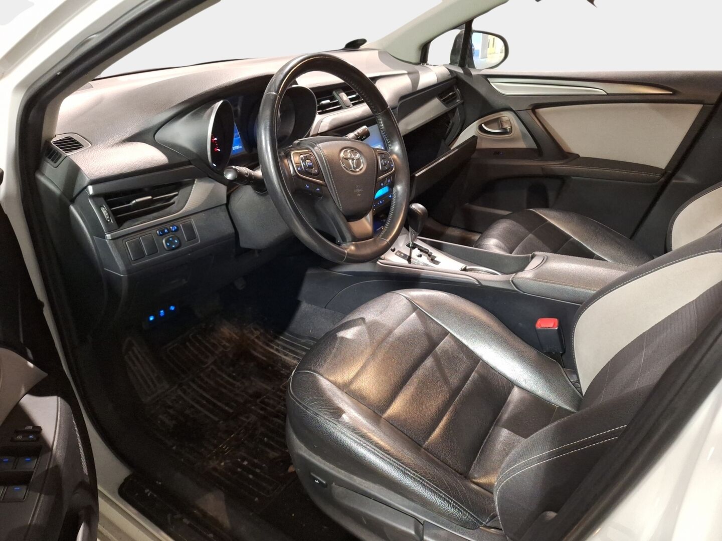 Toyota Avensis 2017 1,8 Valvematic Active Edition Touring Sports Multidrive S *Vakkari / Kamera / LED / Lohko + sis / Puolinahat* - Merkkihuollettu ja juuri katsastettu Suomiauto kaksilla hyvillä renkailla!