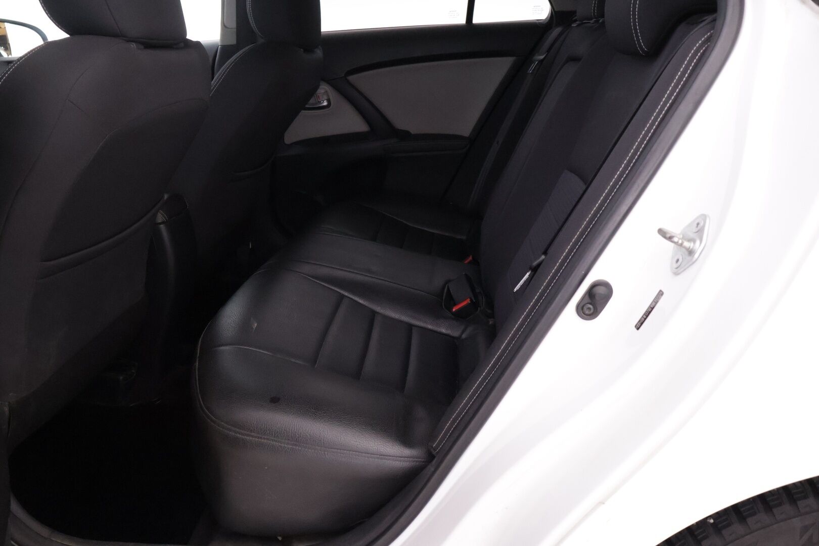 Toyota Avensis 2017 1,8 Valvematic Active Edition Touring Sports Multidrive S *Vakkari / Kamera / LED / Lohko + sis / Puolinahat* - Merkkihuollettu ja juuri katsastettu Suomiauto kaksilla hyvillä renkailla!