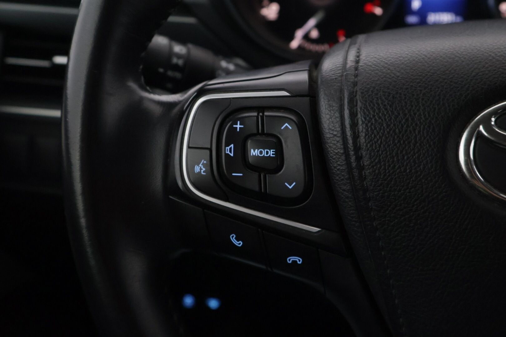 Toyota Avensis 2017 1,8 Valvematic Active Edition Touring Sports Multidrive S *Vakkari / Kamera / LED / Lohko + sis / Puolinahat* - Merkkihuollettu ja juuri katsastettu Suomiauto kaksilla hyvillä renkailla!