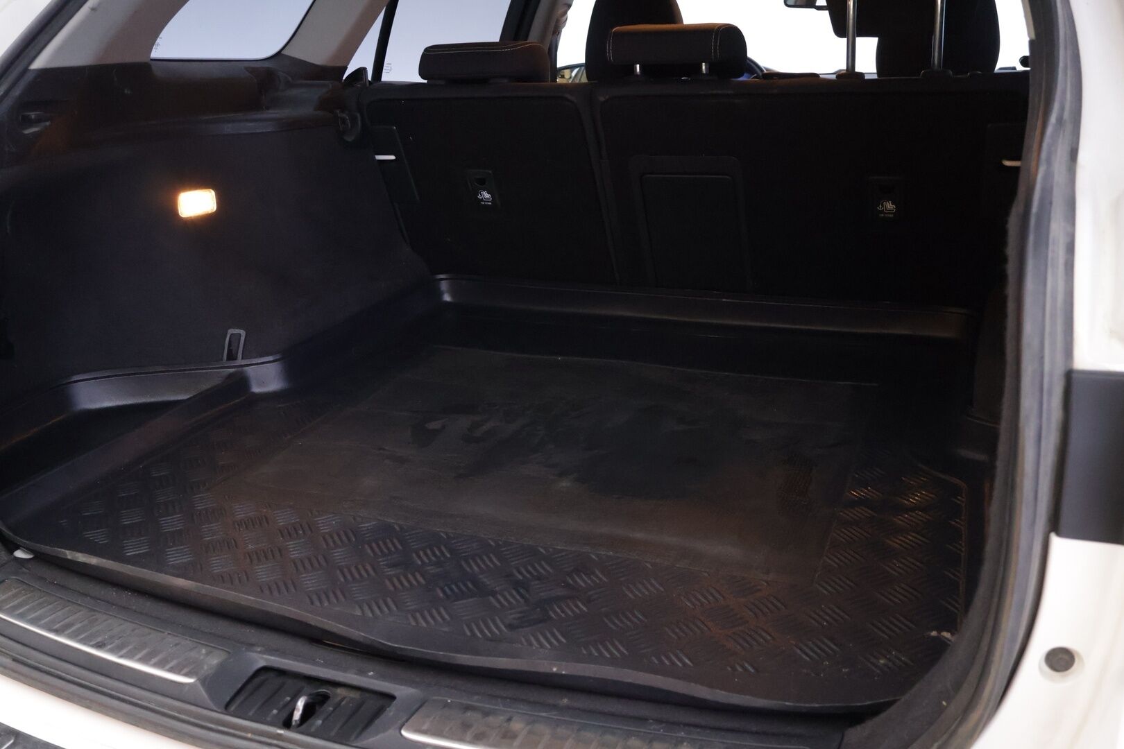 Toyota Avensis 2017 1,8 Valvematic Active Edition Touring Sports Multidrive S *Vakkari / Kamera / LED / Lohko + sis / Puolinahat* - Merkkihuollettu ja juuri katsastettu Suomiauto kaksilla hyvillä renkailla!