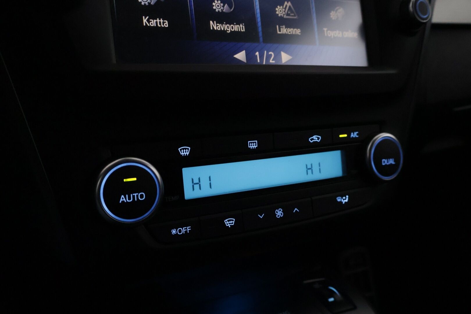 Toyota Avensis 2017 1,8 Valvematic Active Edition Touring Sports Multidrive S *Vakkari / Kamera / LED / Lohko + sis / Puolinahat* - Merkkihuollettu ja juuri katsastettu Suomiauto kaksilla hyvillä renkailla!