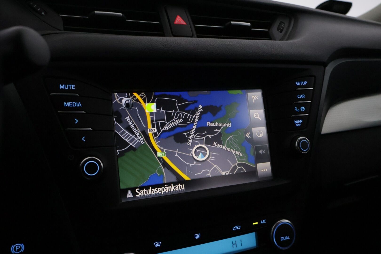 Toyota Avensis 2017 1,8 Valvematic Active Edition Touring Sports Multidrive S *Vakkari / Kamera / LED / Lohko + sis / Puolinahat* - Merkkihuollettu ja juuri katsastettu Suomiauto kaksilla hyvillä renkailla!