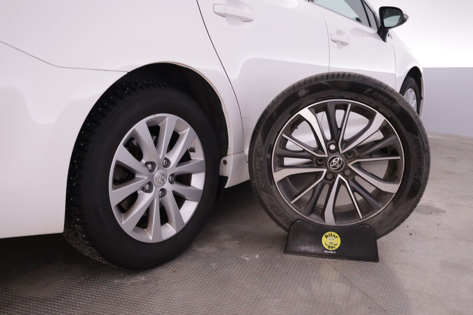 Toyota Avensis 2017 1,8 Valvematic Active Edition Touring Sports Multidrive S *Vakkari / Kamera / LED / Lohko + sis / Puolinahat* - Merkkihuollettu ja juuri katsastettu Suomiauto kaksilla hyvillä renkailla!