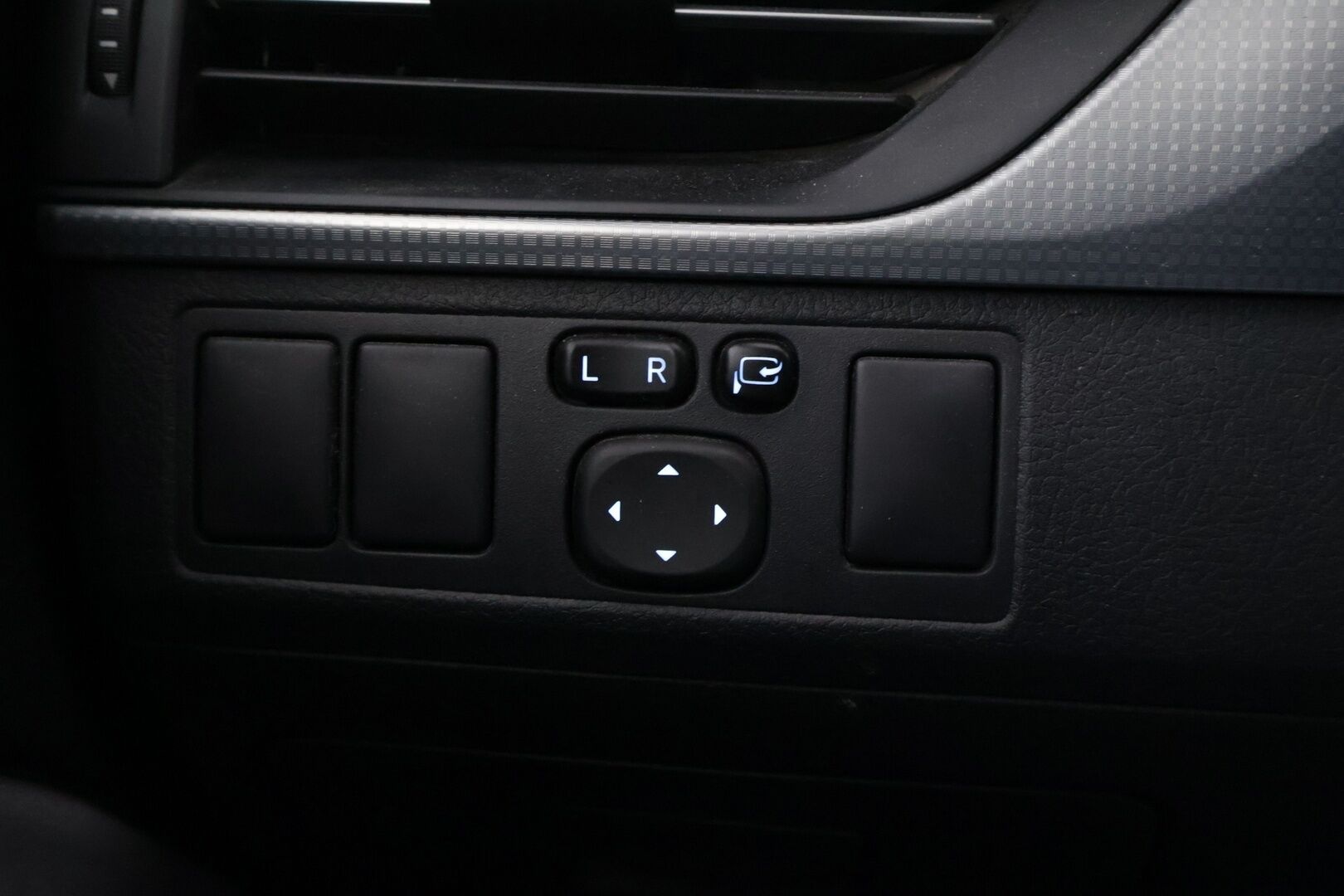 Toyota Avensis 2017 1,8 Valvematic Active Edition Touring Sports Multidrive S *Vakkari / Kamera / LED / Lohko + sis / Puolinahat* - Merkkihuollettu ja juuri katsastettu Suomiauto kaksilla hyvillä renkailla!