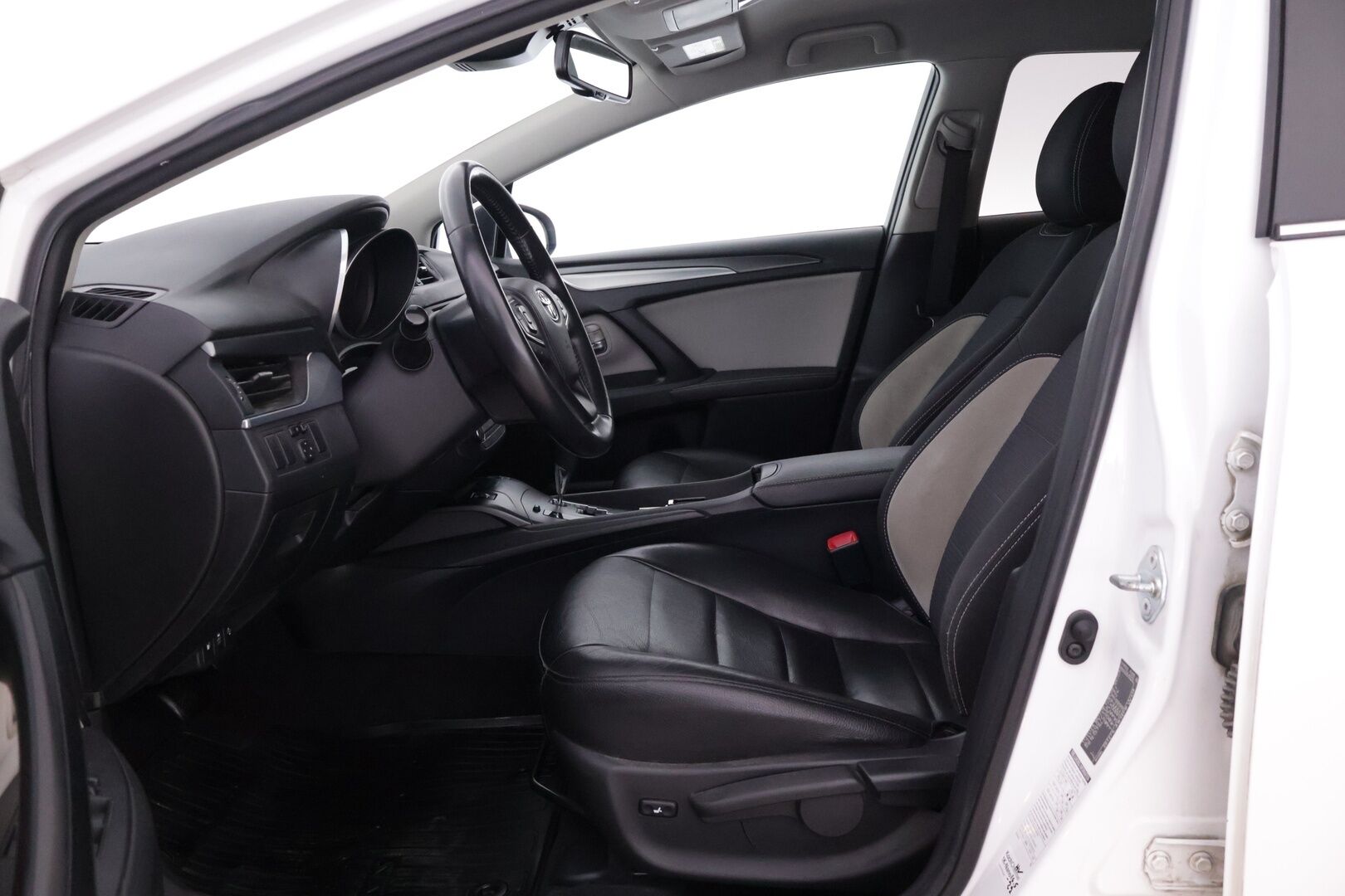 Toyota Avensis 2017 1,8 Valvematic Active Edition Touring Sports Multidrive S *Vakkari / Kamera / LED / Lohko + sis / Puolinahat* - Merkkihuollettu ja juuri katsastettu Suomiauto kaksilla hyvillä renkailla!