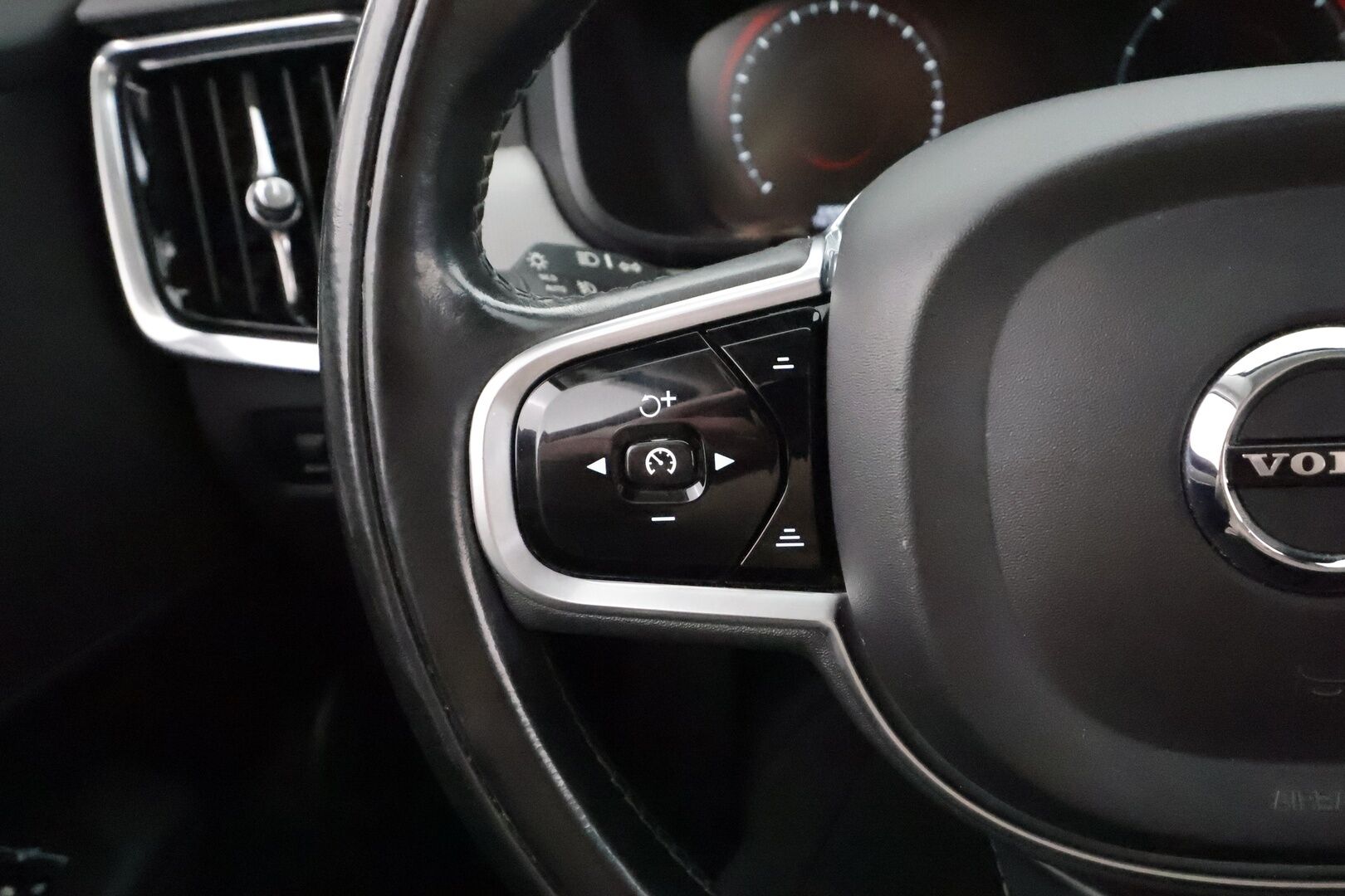 Volvo V90 2017 D4 Business Inscription aut * Pilot assist / Muistipenkki / Koukku / Webasto / Sporttinahat / P.Tutkat / Keyless / Apple&Android * - Kahdet Renkaat / Suomi auto - HULLUT AVAJAISHULINAT KORKOTARJOUS 3,29 %