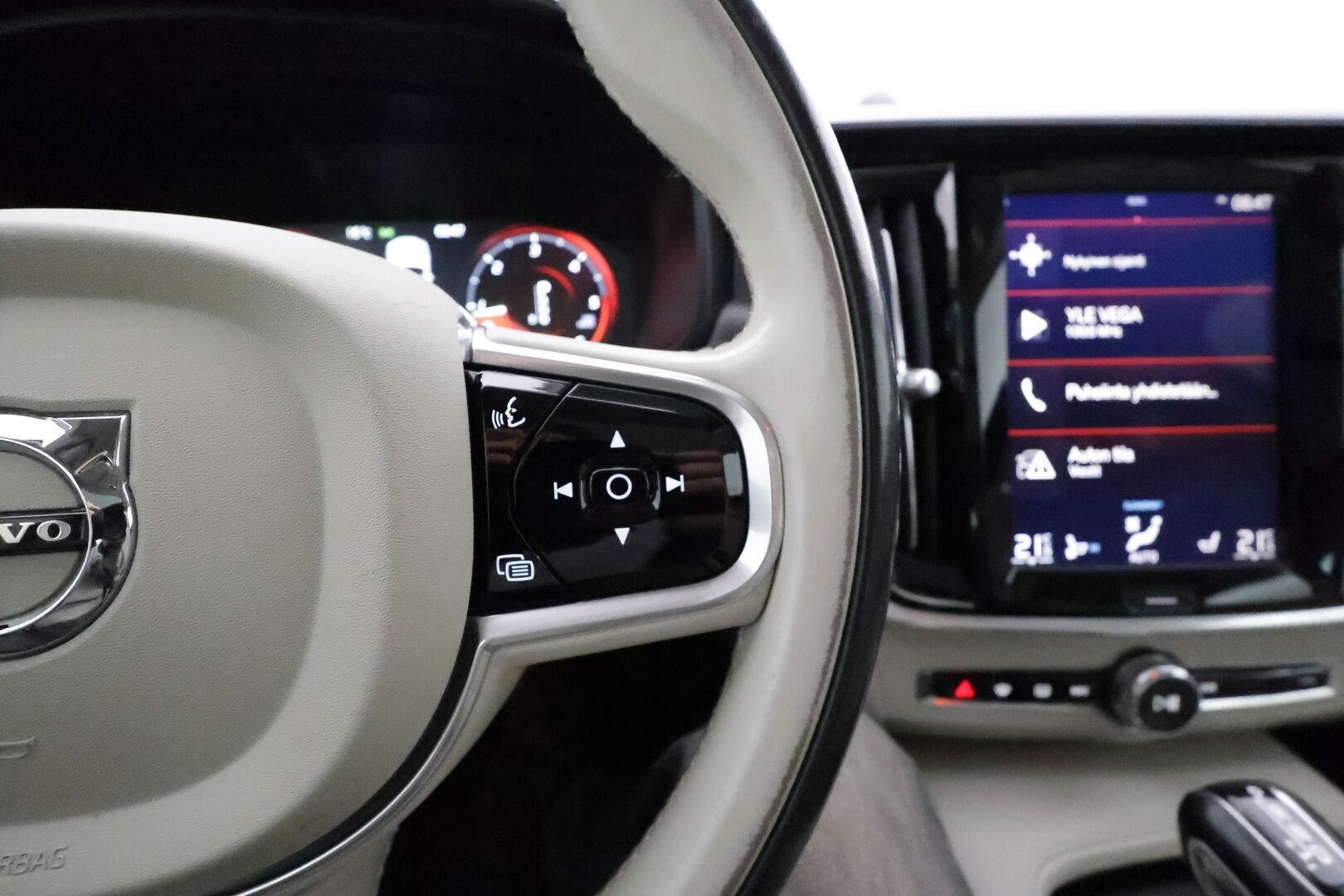 Volvo V90 Cross Country 2017 D5 AWD Pro aut ** Huippuvarusteet / B&W / HUD / Hierovat&Ilmastoidut muistipenkit / Panorama / Webasto / Koukku / Adapt. vakkari ** - 3,99 % KORKOTARJOUS TÄHÄN AUTOON - Suomi-auto / 360 Kamera / Apple&Android / Keyless / Full-LED / VOC