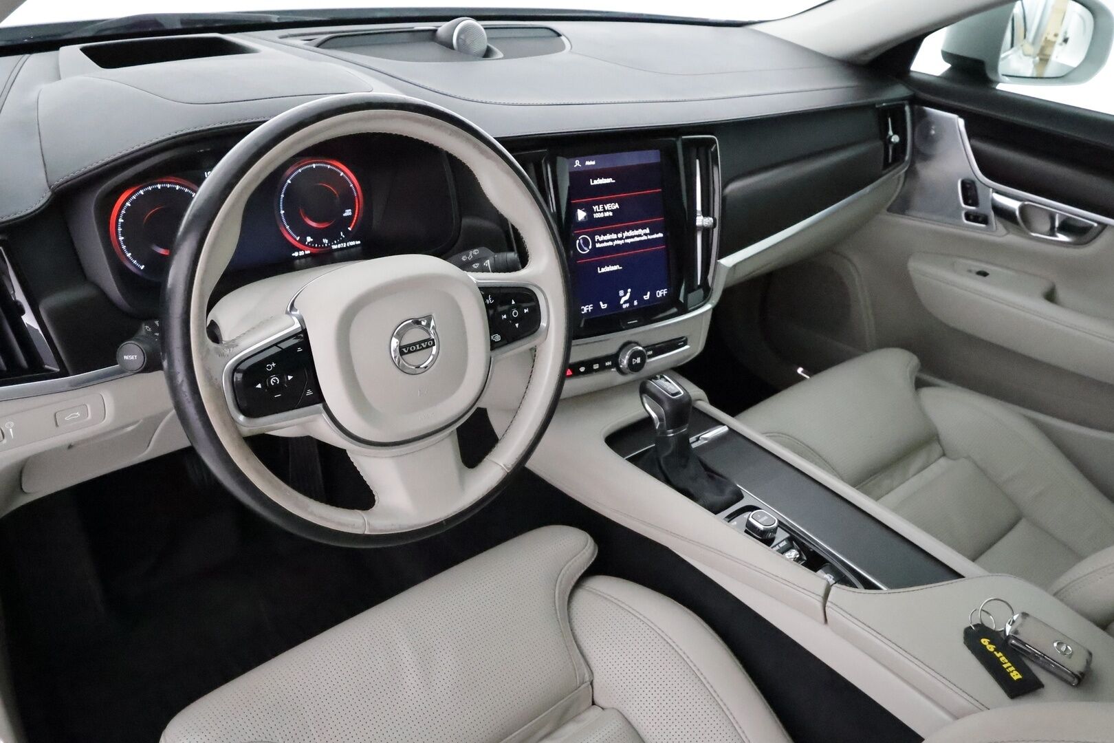 Volvo V90 Cross Country 2017 D5 AWD Pro aut ** Huippuvarusteet / B&W / HUD / Hierovat&Ilmastoidut muistipenkit / Panorama / Webasto / Koukku / Adapt. vakkari ** - 3,99 % KORKOTARJOUS TÄHÄN AUTOON - Suomi-auto / 360 Kamera / Apple&Android / Keyless / Full-LED / VOC
