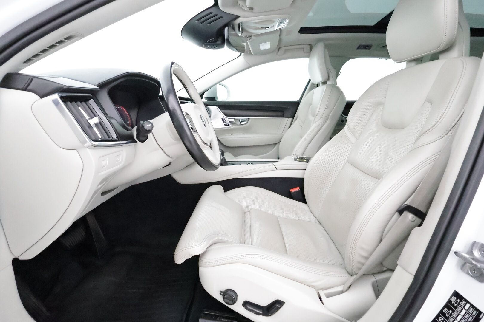 Volvo V90 Cross Country 2017 D5 AWD Pro aut ** Huippuvarusteet / B&W / HUD / Hierovat&Ilmastoidut muistipenkit / Panorama / Webasto / Koukku / Adapt. vakkari ** - 3,99 % KORKOTARJOUS TÄHÄN AUTOON - Suomi-auto / 360 Kamera / Apple&Android / Keyless / Full-LED / VOC