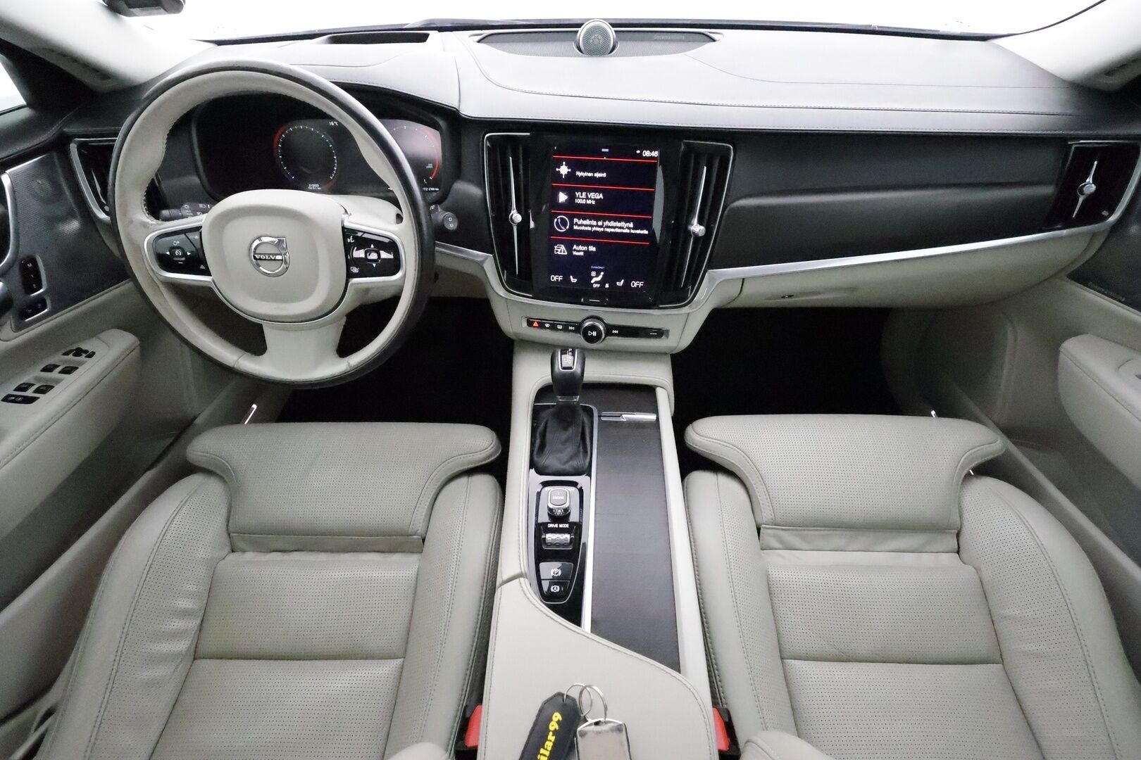 Volvo V90 Cross Country 2017 D5 AWD Pro aut ** Huippuvarusteet / B&W / HUD / Hierovat&Ilmastoidut muistipenkit / Panorama / Webasto / Koukku / Adapt. vakkari ** - 3,99 % KORKOTARJOUS TÄHÄN AUTOON - Suomi-auto / 360 Kamera / Apple&Android / Keyless / Full-LED / VOC