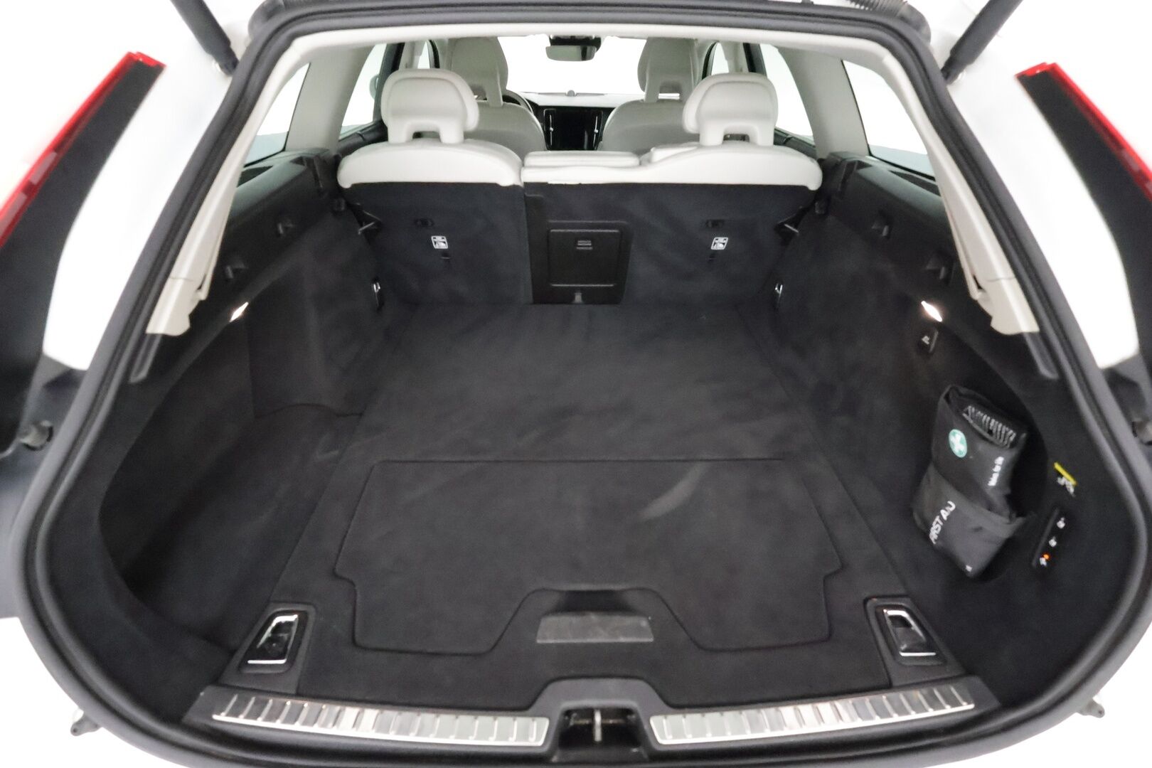 Volvo V90 Cross Country 2017 D5 AWD Pro aut ** Huippuvarusteet / B&W / HUD / Hierovat&Ilmastoidut muistipenkit / Panorama / Webasto / Koukku / Adapt. vakkari ** - 3,99 % KORKOTARJOUS TÄHÄN AUTOON - Suomi-auto / 360 Kamera / Apple&Android / Keyless / Full-LED / VOC