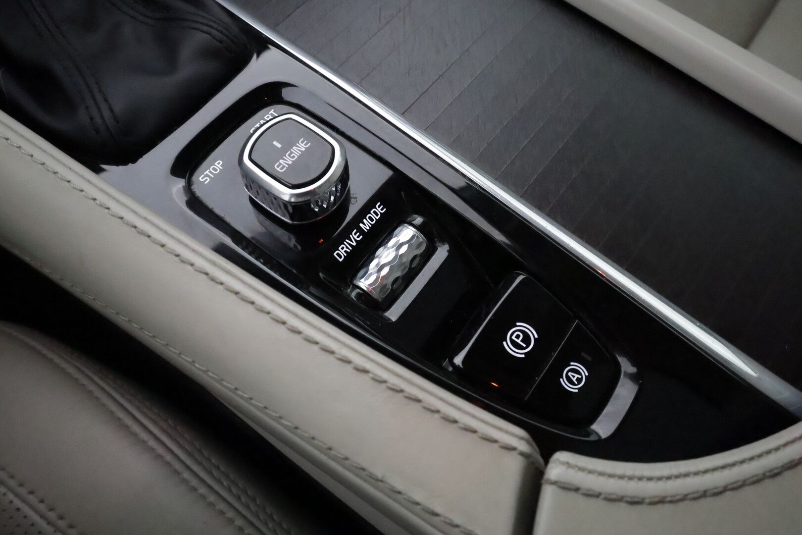 Volvo V90 Cross Country 2017 D5 AWD Pro aut ** Huippuvarusteet / B&W / HUD / Hierovat&Ilmastoidut muistipenkit / Panorama / Webasto / Koukku / Adapt. vakkari ** - 3,99 % KORKOTARJOUS TÄHÄN AUTOON - Suomi-auto / 360 Kamera / Apple&Android / Keyless / Full-LED / VOC