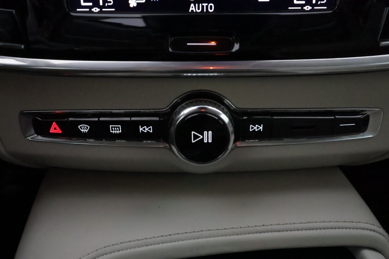 Volvo V90 Cross Country 2017 D5 AWD Pro aut ** Huippuvarusteet / B&W / HUD / Hierovat&Ilmastoidut muistipenkit / Panorama / Webasto / Koukku / Adapt. vakkari ** - 3,99 % KORKOTARJOUS TÄHÄN AUTOON - Suomi-auto / 360 Kamera / Apple&Android / Keyless / Full-LED / VOC