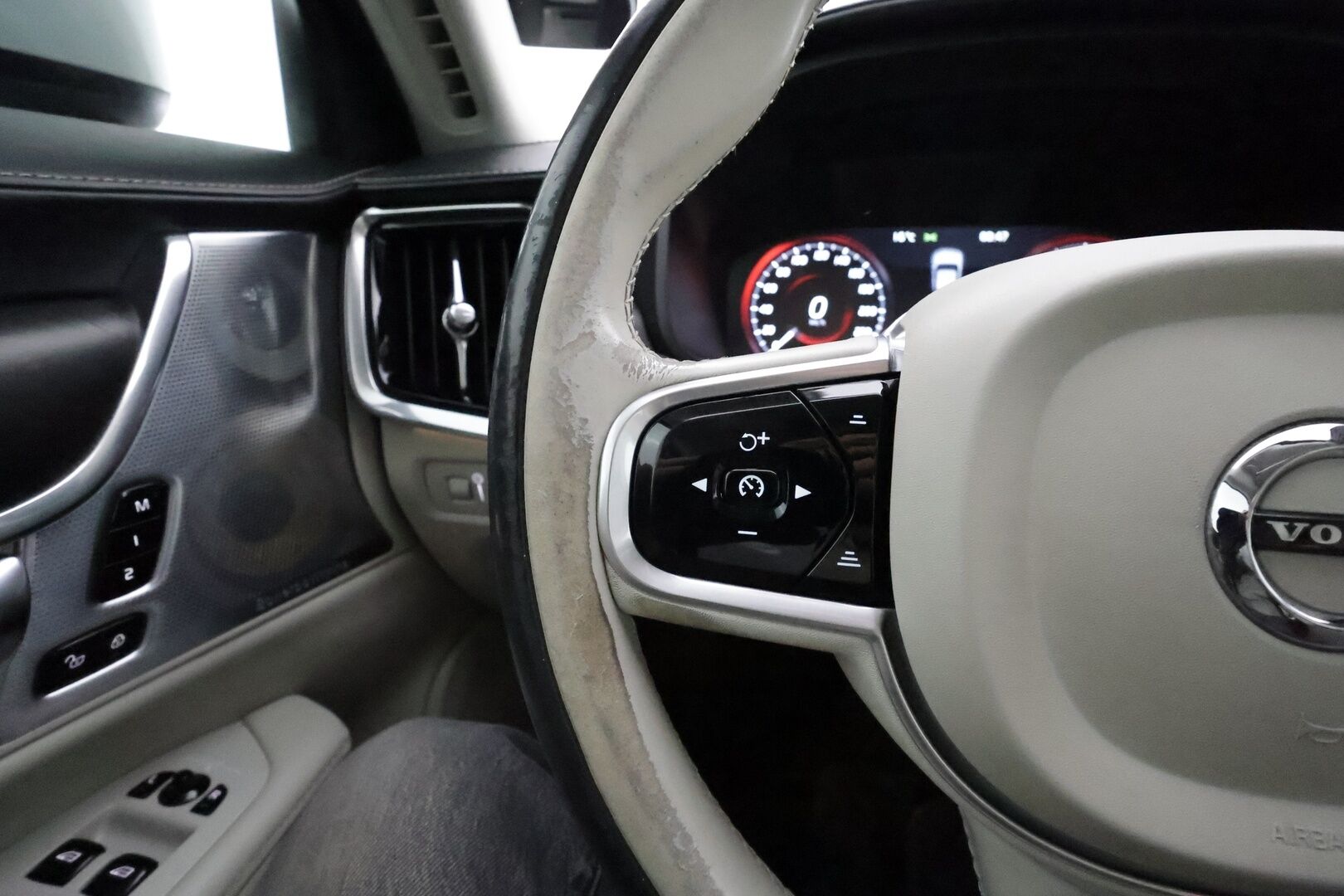 Volvo V90 Cross Country 2017 D5 AWD Pro aut ** Huippuvarusteet / B&W / HUD / Hierovat&Ilmastoidut muistipenkit / Panorama / Webasto / Koukku / Adapt. vakkari ** - 3,99 % KORKOTARJOUS TÄHÄN AUTOON - Suomi-auto / 360 Kamera / Apple&Android / Keyless / Full-LED / VOC