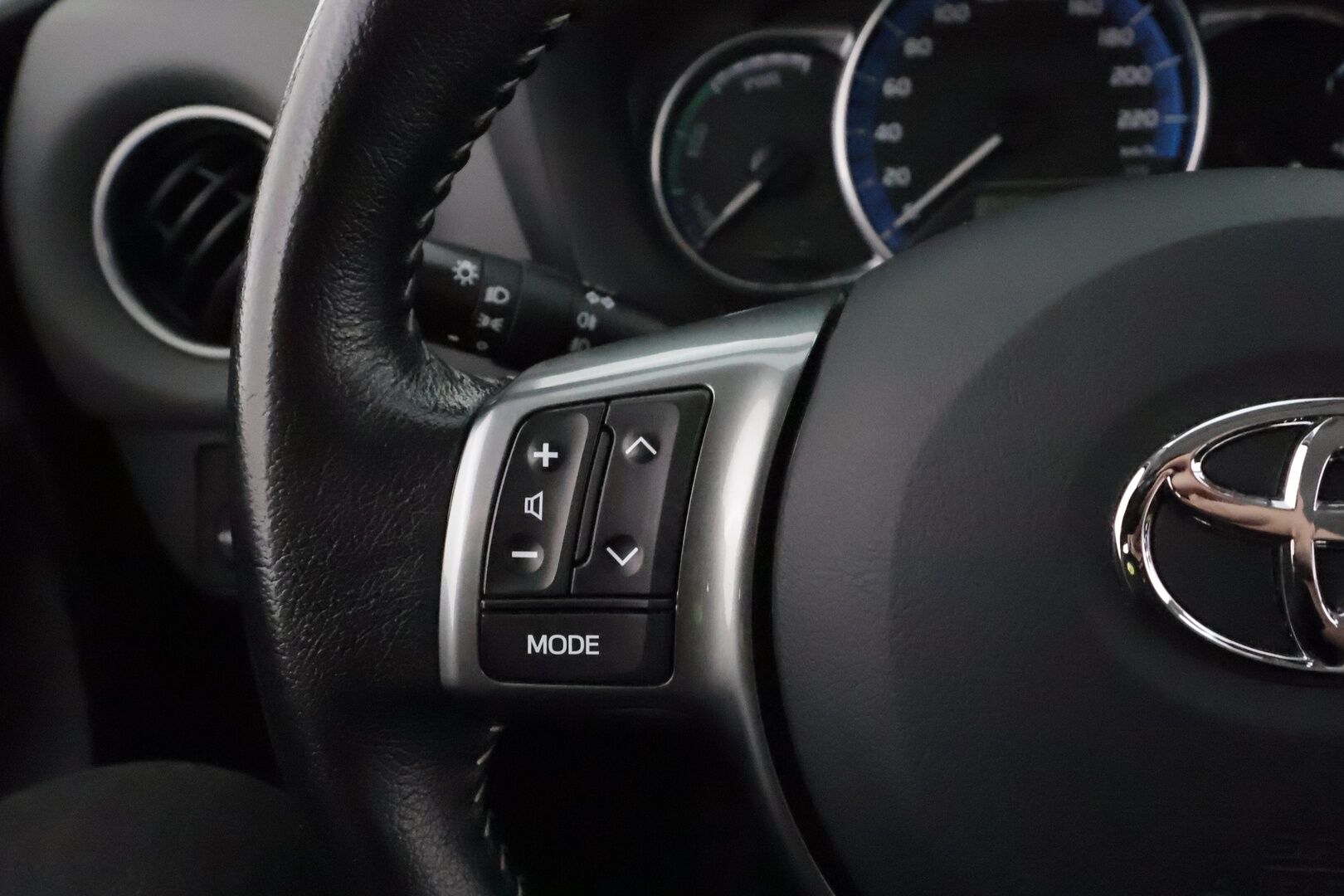 Toyota Yaris 2017 1,5 Hybrid Active Edition 5ov **Vakkari / P.kamera / Lohkolämmitin / Navi / Bluetooth** - Suomi-auto / Merkkihuollettu / Kahdet renkaat aluvanteilla