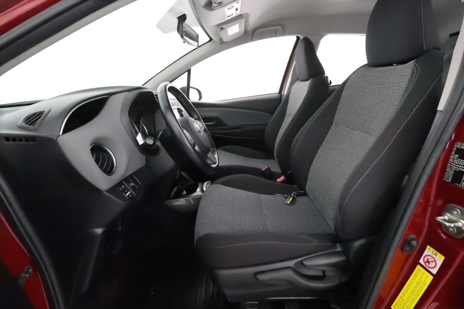 Toyota Yaris 2017 1,5 Hybrid Active Edition 5ov **Vakkari / P.kamera / Lohkolämmitin / Navi / Bluetooth** - Suomi-auto / Merkkihuollettu / Kahdet renkaat aluvanteilla