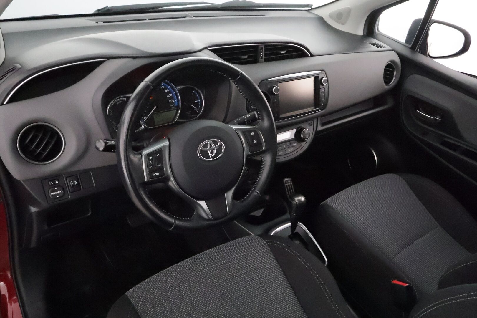Toyota Yaris 2017 1,5 Hybrid Active Edition 5ov **Vakkari / P.kamera / Lohkolämmitin / Navi / Bluetooth** - Suomi-auto / Merkkihuollettu / Kahdet renkaat aluvanteilla