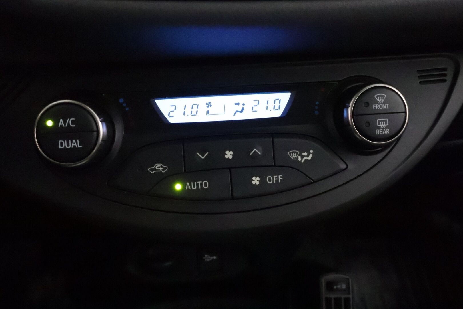 Toyota Yaris 2017 1,5 Hybrid Active Edition 5ov **Vakkari / P.kamera / Lohkolämmitin / Navi / Bluetooth** - Suomi-auto / Merkkihuollettu / Kahdet renkaat aluvanteilla