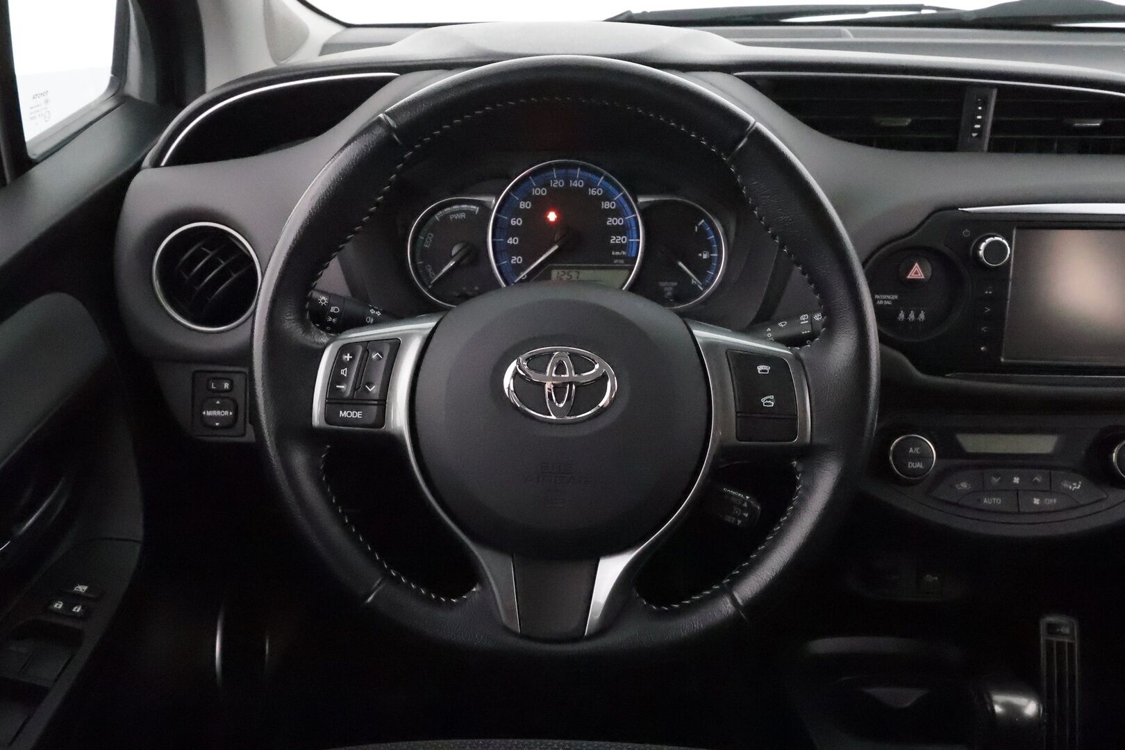 Toyota Yaris 2017 1,5 Hybrid Active Edition 5ov **Vakkari / P.kamera / Lohkolämmitin / Navi / Bluetooth** - Suomi-auto / Merkkihuollettu / Kahdet renkaat aluvanteilla