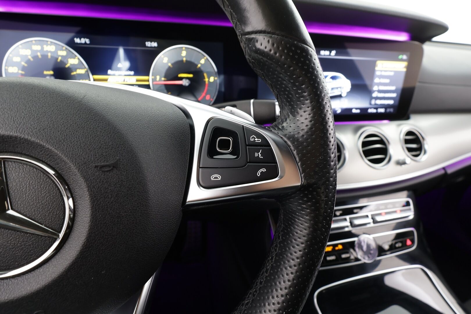 Mercedes-Benz E 2016 220 d A Premium Business AMG * Widescreen / Multibeam / P.Kamera / Sportpenkit / Navi / Katveavustin * - Kahdet renkaat