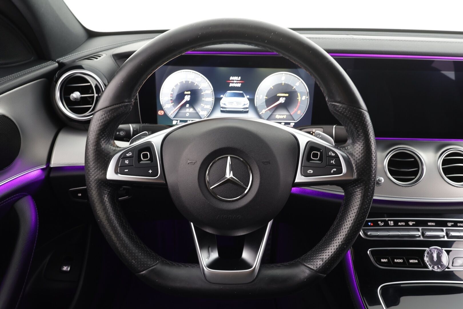 Mercedes-Benz E 2016 220 d A Premium Business AMG * Widescreen / Multibeam / P.Kamera / Sportpenkit / Navi / Katveavustin * - Kahdet renkaat