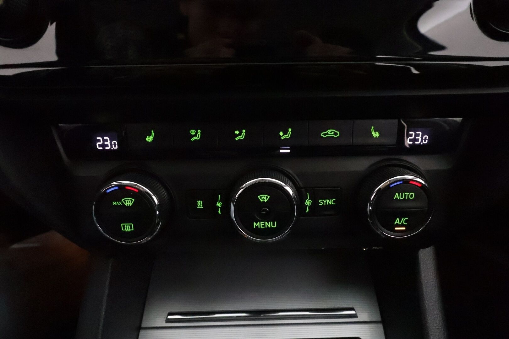 Skoda Octavia 2017 Combi 1,4 TSI Style DSG **Webasto / Koukku / ACC / Xenon / P.Tutkat / Navi / KeylessGO** - Suomi-auto / Kahdet Renkaat