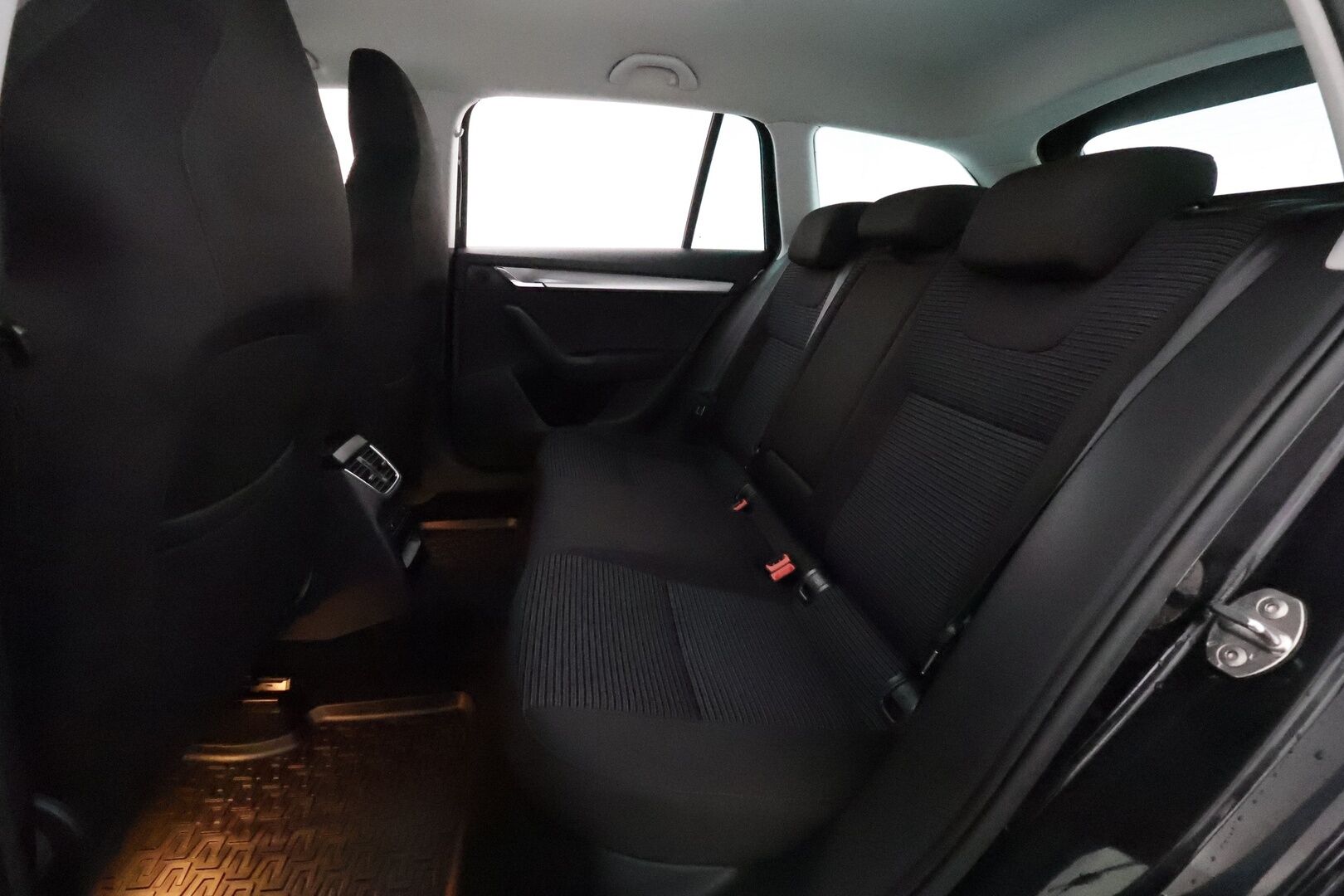 Skoda Octavia 2017 Combi 1,4 TSI Style DSG **Webasto / Koukku / ACC / Xenon / P.Tutkat / Navi / KeylessGO** - Suomi-auto / Kahdet Renkaat