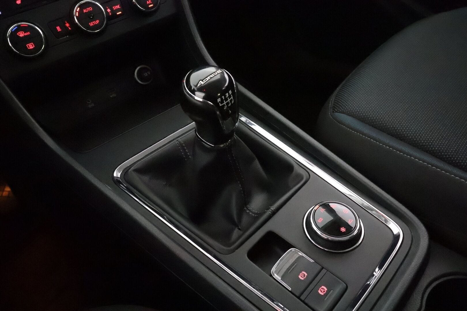 Seat Ateca 2017 2,0 TDI 150 4DRIVE Style ** Webasto / Koukku / Adapt.Vakkari / LED-valot / P.Tutkat ** - Suomi-auto / Kahdet Renkaat