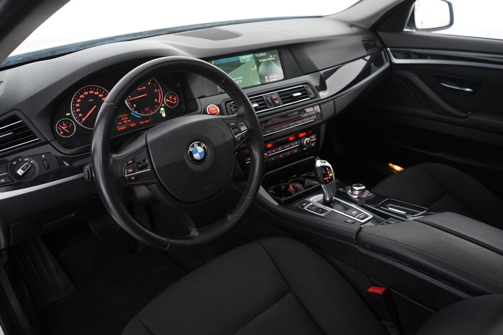 BMW 525 2012 2,0 TwinPower Turbo A F11 Touring - Myydään huutokaupat.com / Panorama / Sähkökontti / Sähkökoukku / Tutkat / Maxton / M-look / Turbo vaihdettu