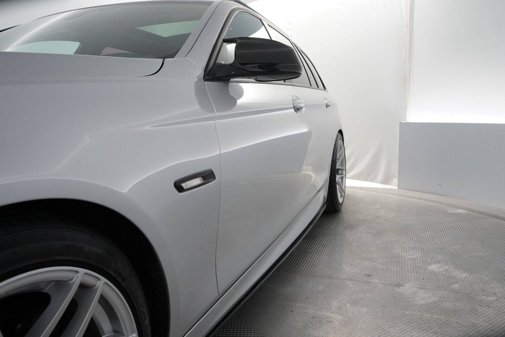 BMW 525 2012 2,0 TwinPower Turbo A F11 Touring - Myydään huutokaupat.com / Panorama / Sähkökontti / Sähkökoukku / Tutkat / Maxton / M-look / Turbo vaihdettu