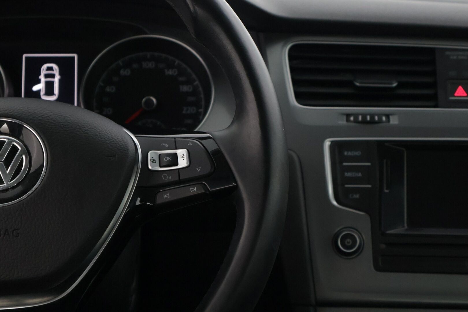 Volkswagen Golf 2017 Luxline 1,2 TSI 63 kW (85 hv) * Webasto / Lämmitettävät sivupeilit / Aut.ilmastointi / Vakkari * - * jakopää tehty 98tkm kohdalla 11.12.2023 / Webasto / 2x renkaat *