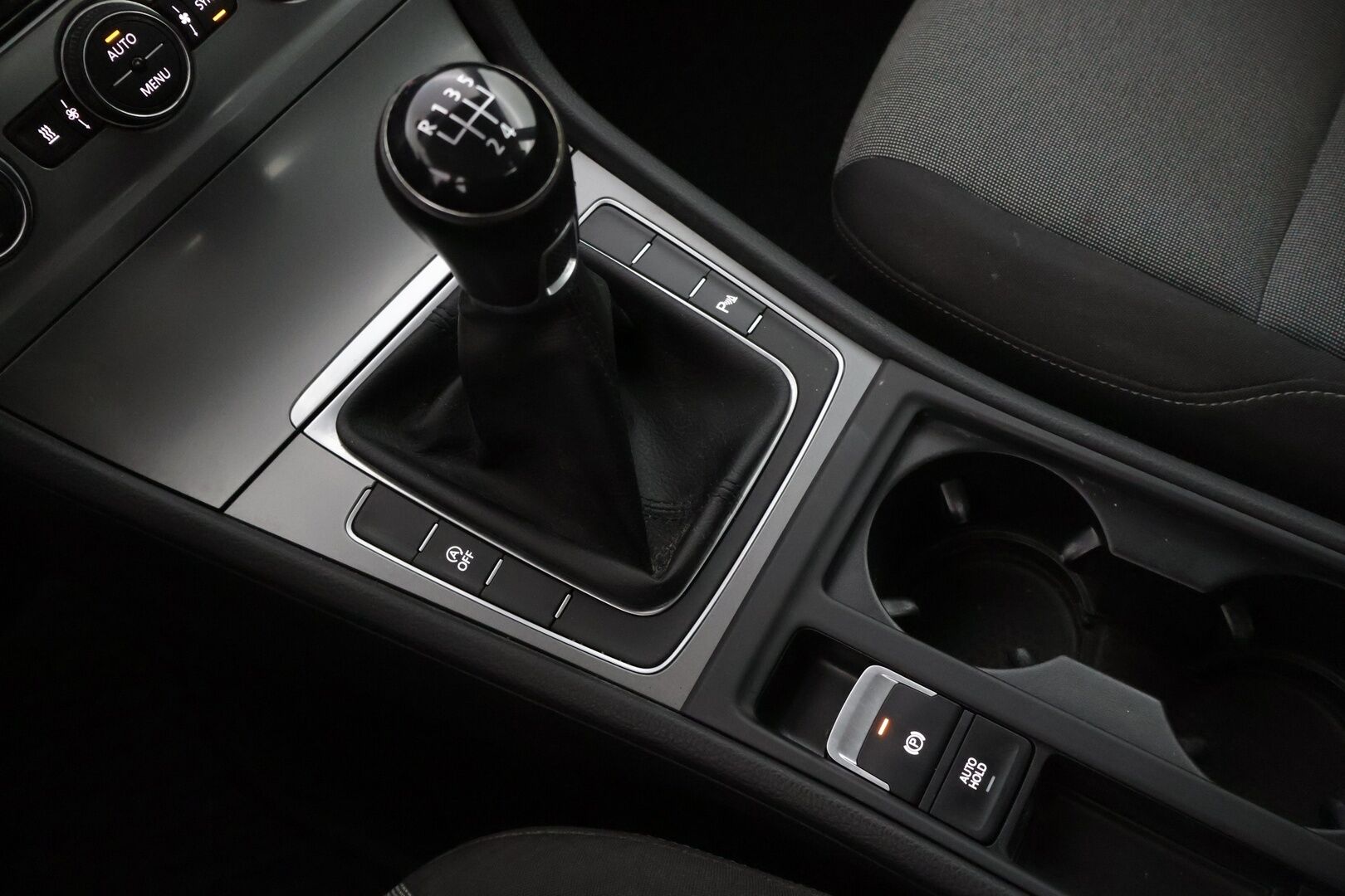 Volkswagen Golf 2017 Luxline 1,2 TSI 63 kW (85 hv) * Webasto / Lämmitettävät sivupeilit / Aut.ilmastointi / Vakkari * - * jakopää tehty 98tkm kohdalla 11.12.2023 / Webasto / 2x renkaat *