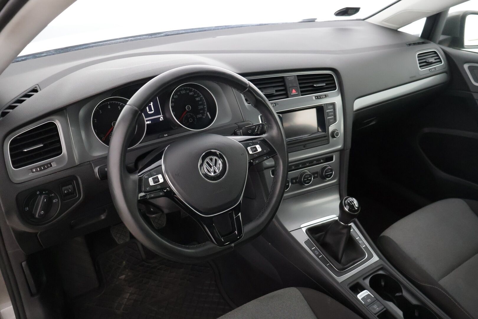 Volkswagen Golf 2017 Luxline 1,2 TSI 63 kW (85 hv) * Webasto / Lämmitettävät sivupeilit / Aut.ilmastointi / Vakkari * - * jakopää tehty 98tkm kohdalla 11.12.2023 / Webasto / 2x renkaat *