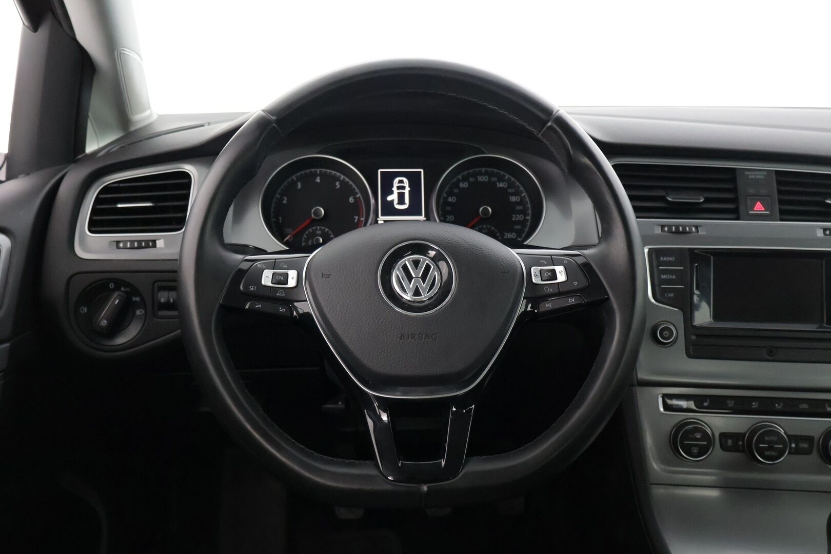 Volkswagen Golf 2017 Luxline 1,2 TSI 63 kW (85 hv) * Webasto / Lämmitettävät sivupeilit / Aut.ilmastointi / Vakkari * - * jakopää tehty 98tkm kohdalla 11.12.2023 / Webasto / 2x renkaat *