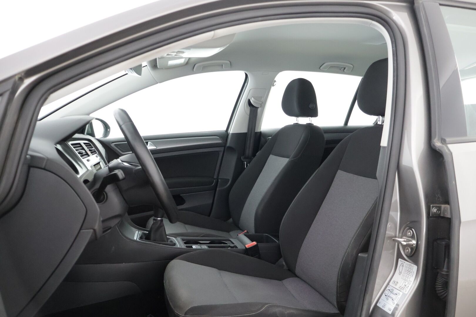 Volkswagen Golf 2017 Luxline 1,2 TSI 63 kW (85 hv) * Webasto / Lämmitettävät sivupeilit / Aut.ilmastointi / Vakkari * - * jakopää tehty 98tkm kohdalla 11.12.2023 / Webasto / 2x renkaat *
