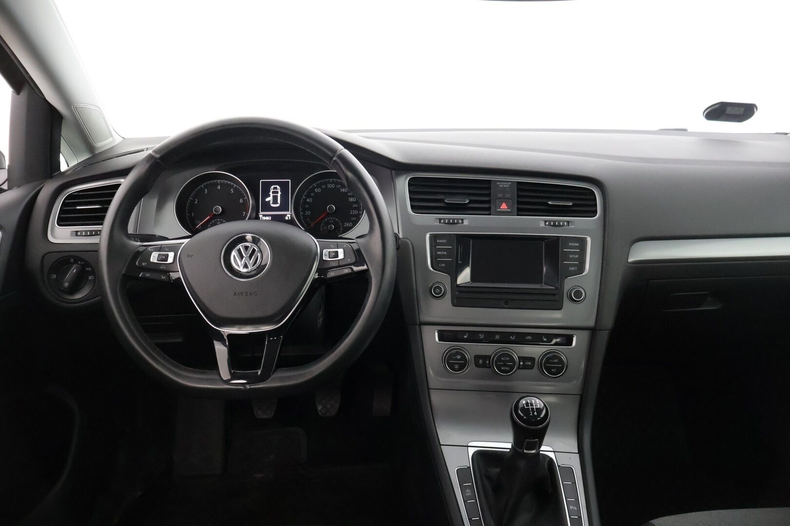 Volkswagen Golf 2017 Luxline 1,2 TSI 63 kW (85 hv) * Webasto / Lämmitettävät sivupeilit / Aut.ilmastointi / Vakkari * - * jakopää tehty 98tkm kohdalla 11.12.2023 / Webasto / 2x renkaat *