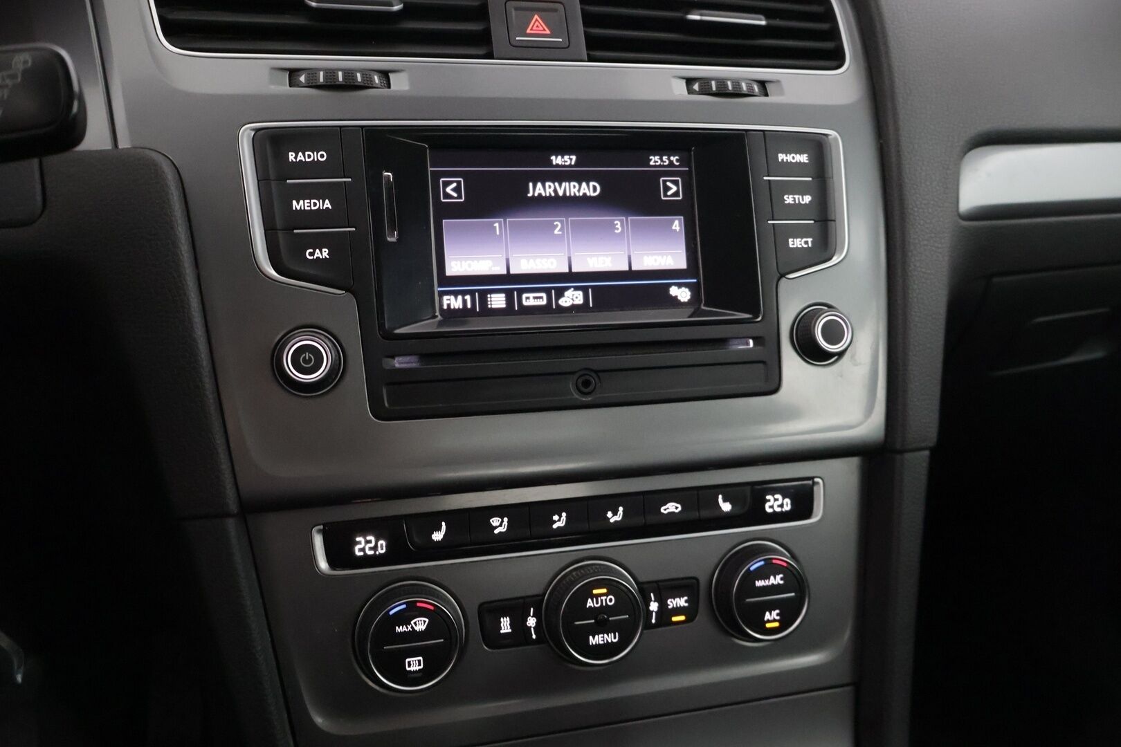 Volkswagen Golf 2017 Luxline 1,2 TSI 63 kW (85 hv) * Webasto / Lämmitettävät sivupeilit / Aut.ilmastointi / Vakkari * - * jakopää tehty 98tkm kohdalla 11.12.2023 / Webasto / 2x renkaat *