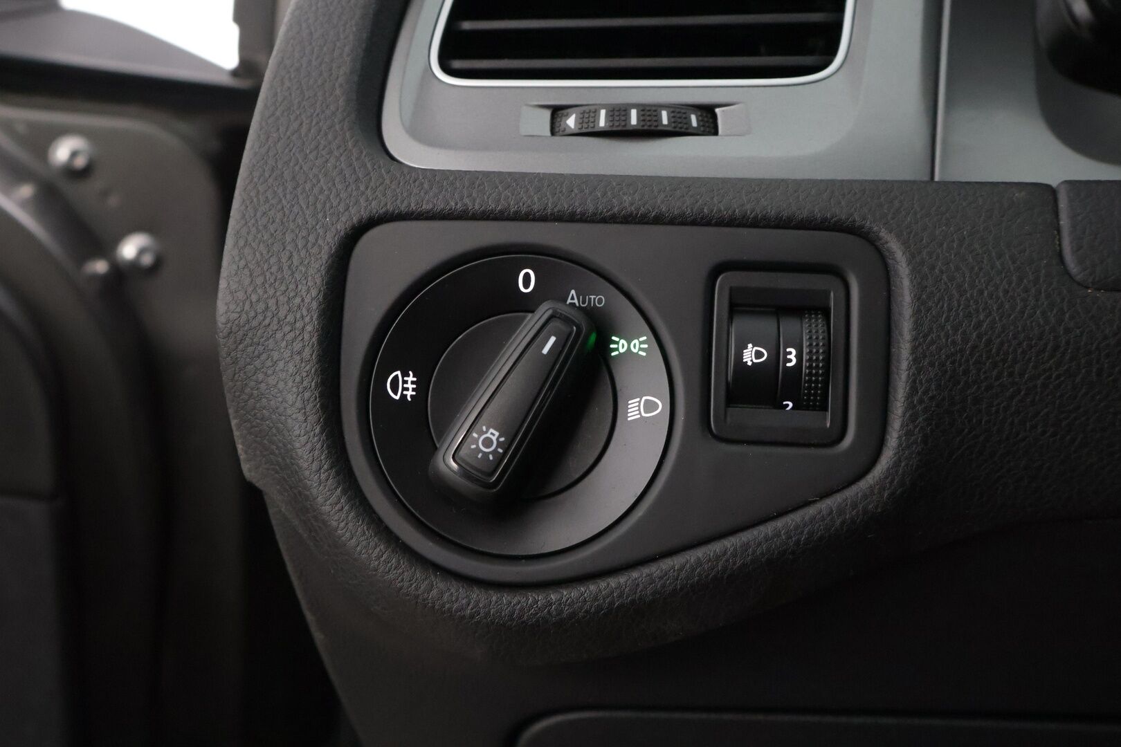 Volkswagen Golf 2017 Luxline 1,2 TSI 63 kW (85 hv) * Webasto / Lämmitettävät sivupeilit / Aut.ilmastointi / Vakkari * - * jakopää tehty 98tkm kohdalla 11.12.2023 / Webasto / 2x renkaat *