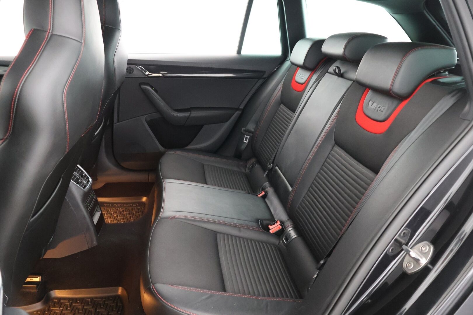 Skoda Octavia 2017 Combi 2,0 TDI 184 4x4 RS DSG Autom. - Suomi auto | Webasto | Adapt. vak | Sporttipenkit | Tutkat |  Lämmitettävä tuulilasi | Ilman Adblue | Jakopää vaihdettu 2026