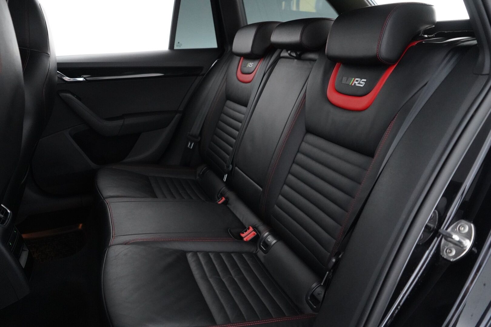 Skoda Octavia 2017 2,0 TSI Combi RS 230 DSG Aut *Webasto / Acc / Koukku / Canton / Keyless / Nahat / S.Kontti* - Suomi-auto / Kahdet OEM Vanteet / Hyvät huollot