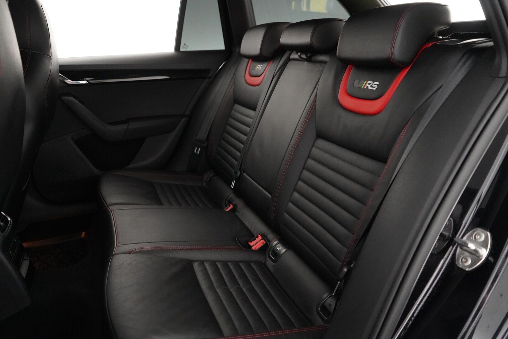 Skoda Octavia 2017 2,0 TSI Combi RS 230 DSG Aut *Webasto / Acc / Koukku / Canton / Keyless / Nahat / S.Kontti* - Suomi-auto / Kahdet OEM Vanteet / Hyvät huollot