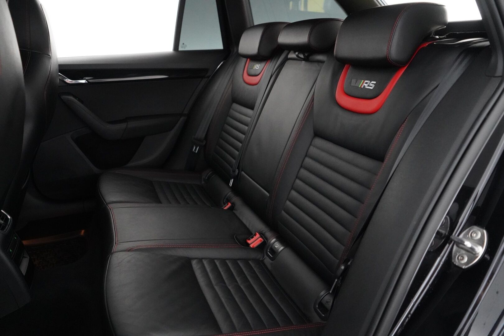 Skoda Octavia 2017 2,0 TSI Combi RS 230 DSG Aut *Webasto / Acc / Koukku / Canton / Keyless / Nahat / S.Kontti* - Suomi-auto / Kahdet OEM Vanteet / Hyvät huollot