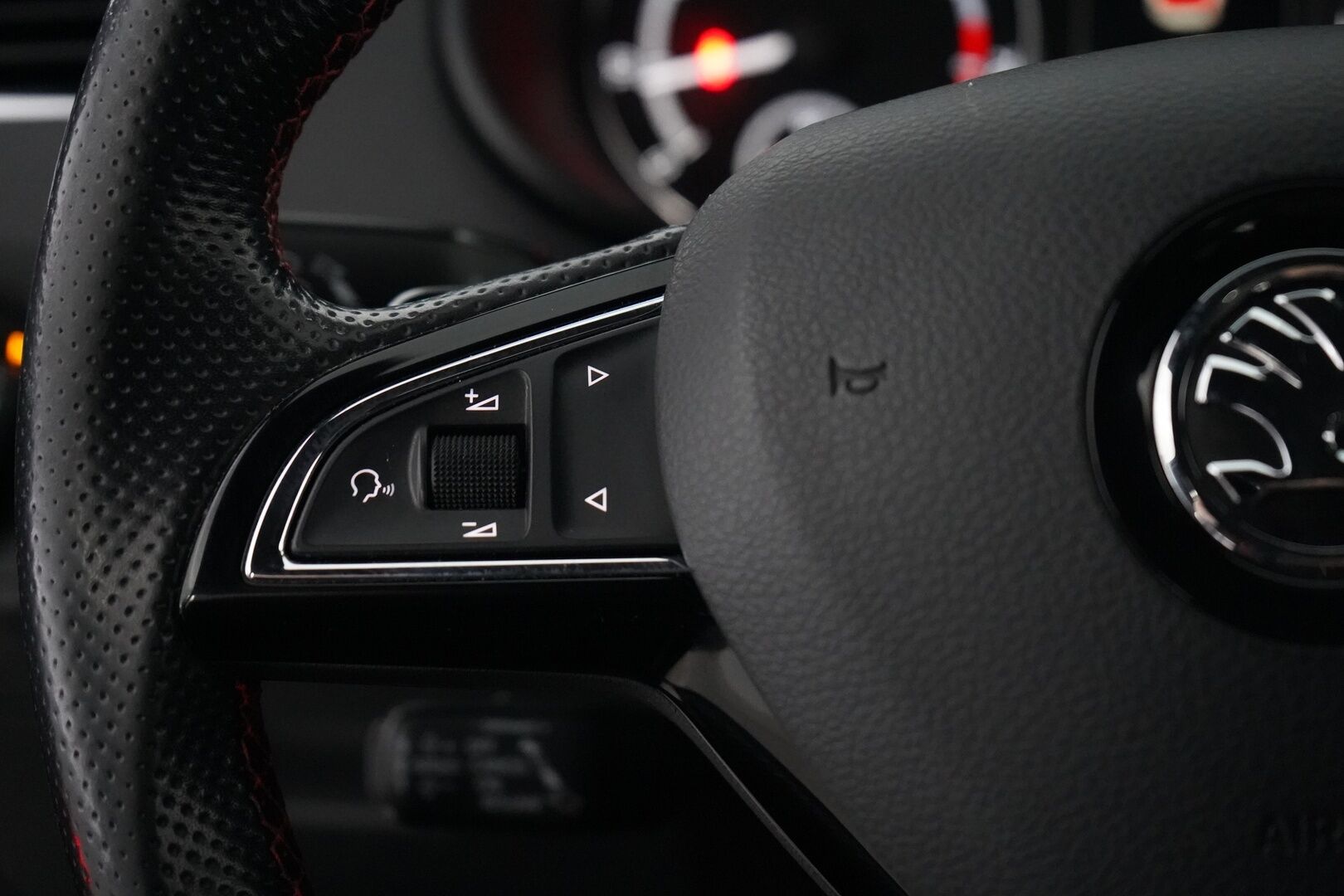 Skoda Octavia 2017 2,0 TSI Combi RS 230 DSG Aut *Webasto / Acc / Koukku / Canton / Keyless / Nahat / S.Kontti* - Suomi-auto / Kahdet OEM Vanteet / Hyvät huollot